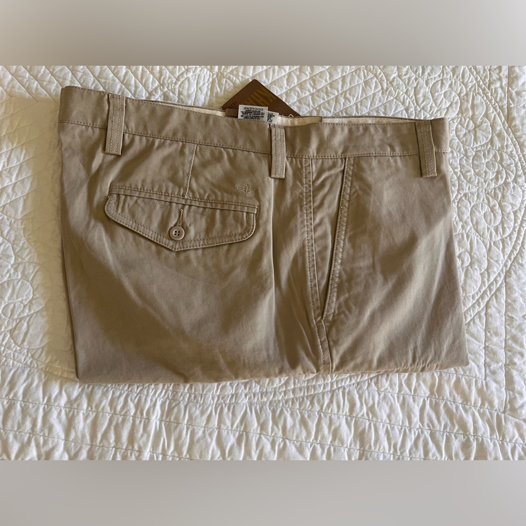 Dockers Men's Tan Cargo Shorts - Light Khaki